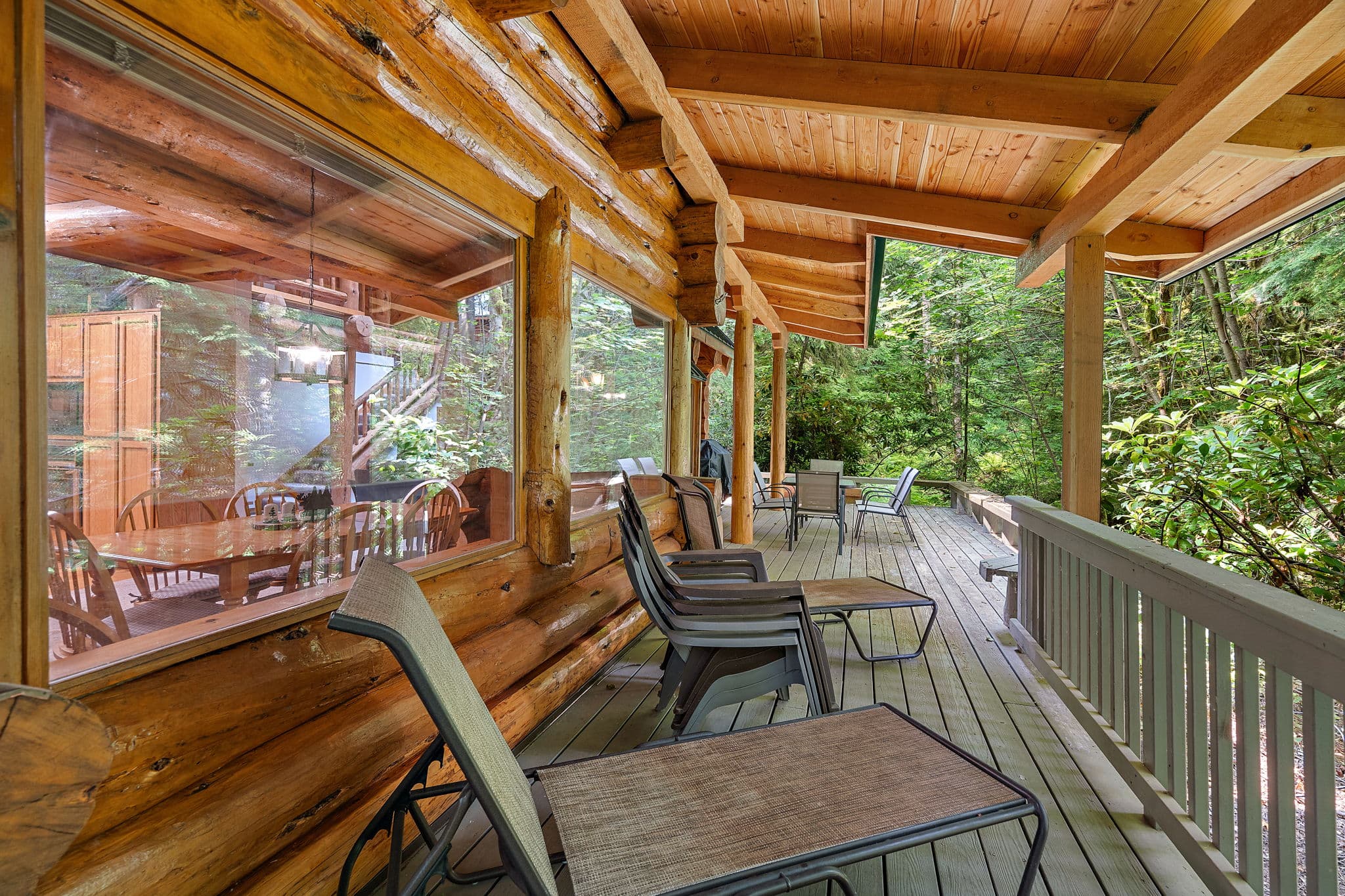 Deck seating running the length of the cabin.