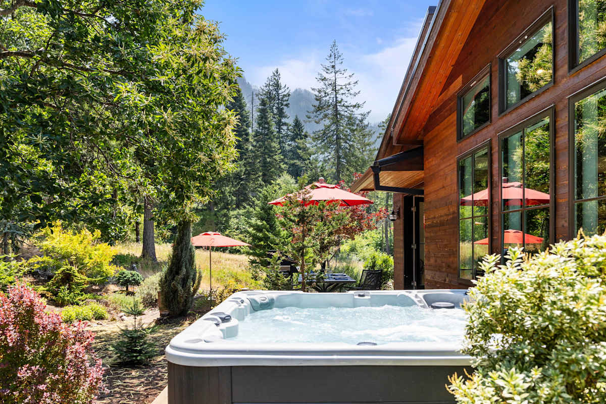 Modern Gorge Retreat • Hot Tub • Mountain Views