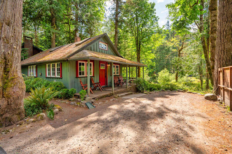 Riverfront Retreat - Mt Hood Views, Sleeps 4!