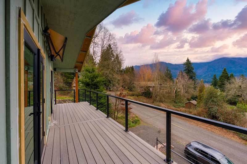 Panoramic Gorge Views + Sunset Deck • Modern 3BR
